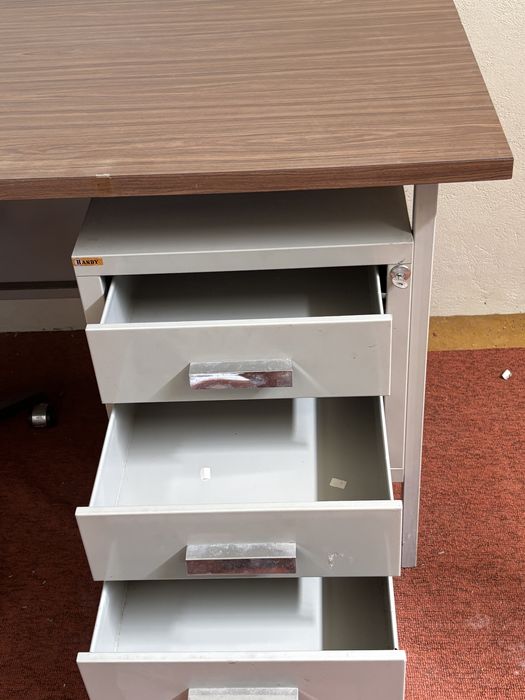 Secretaria Handy e cadeira