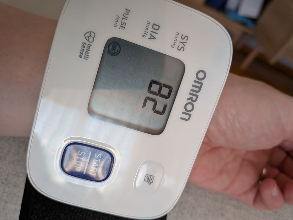 Omron medidor de tensão arterial pulso a funcionar na perfeição, pouco uso