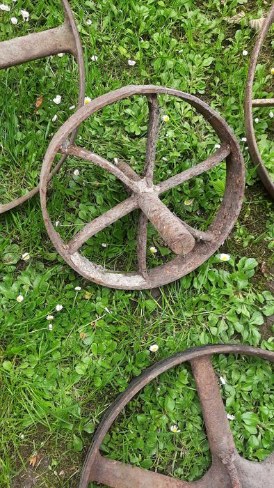 Metalowe kola z maszyn