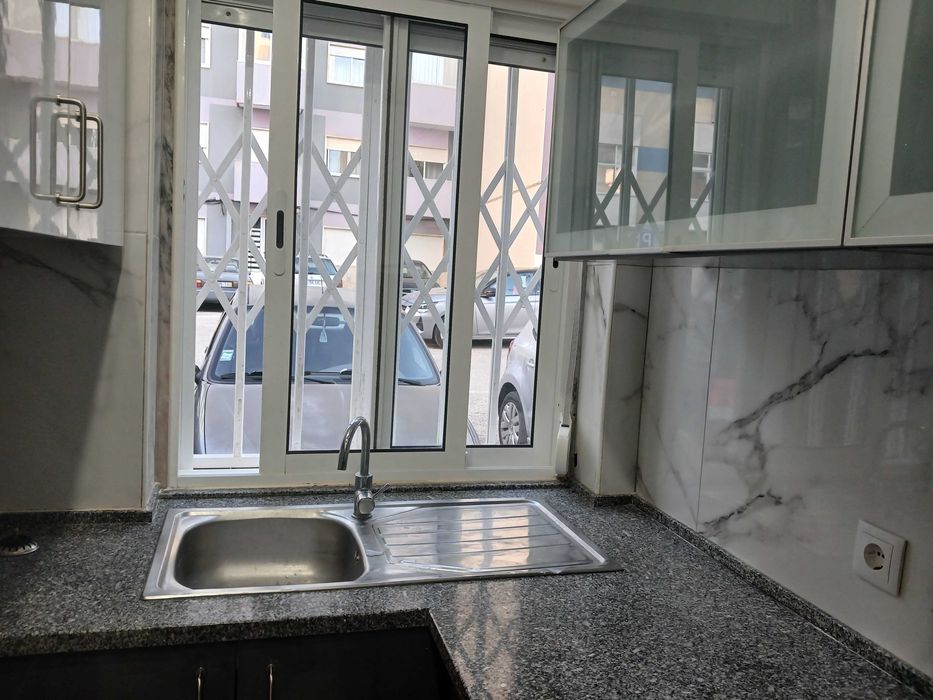 Apartamento em Almada/ Barrocas arrenda-se
