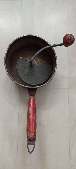 Stary zabytkowy młynek-blender ręczny