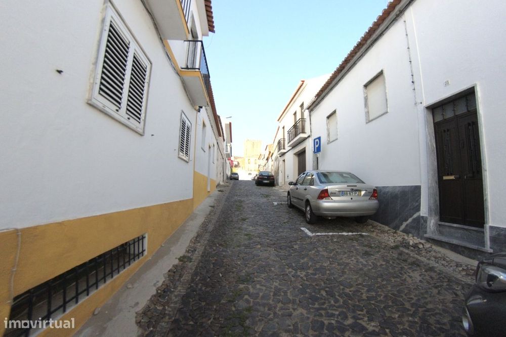 Moradia Térrea com terraço em Moura