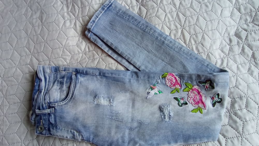 Spodnie jeansowe z haftem Redial r. 36