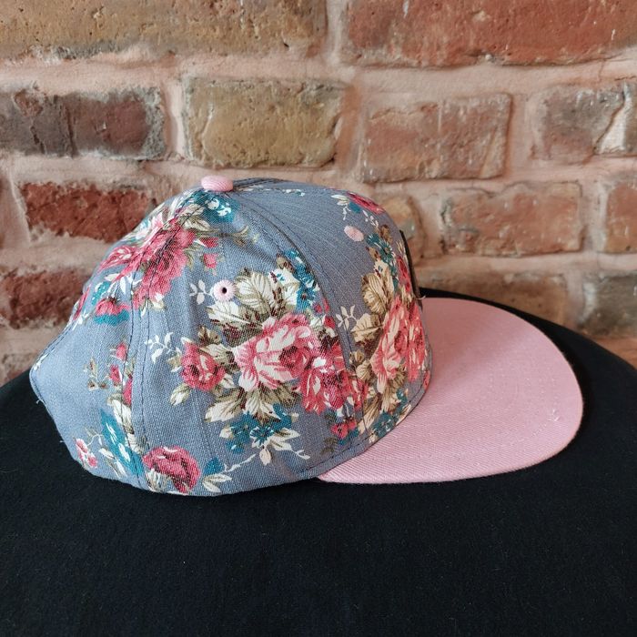 Czapka typu snapback w kwiaty