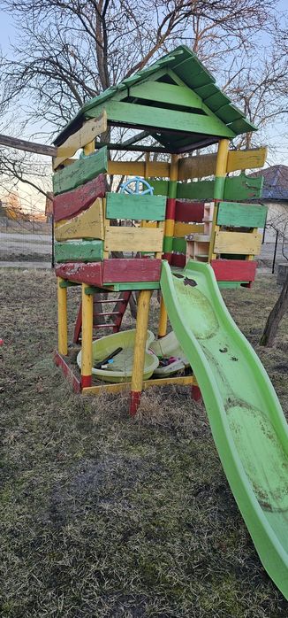 Domek dla dzieci ze ślizgawką