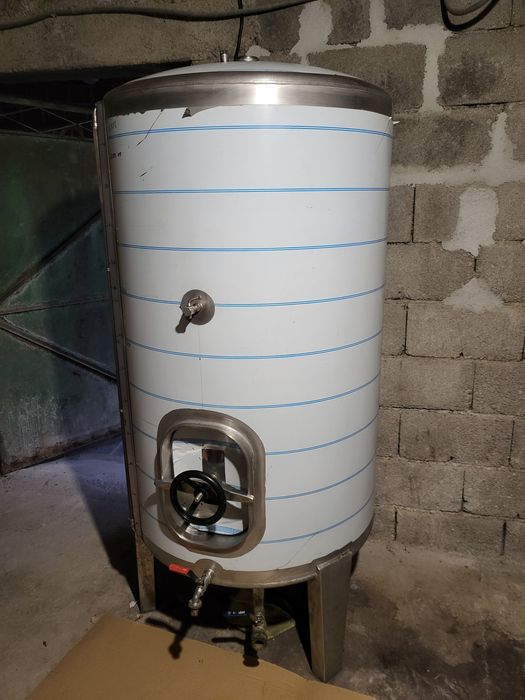 Prensa de uvas, cubas inox e esmagador elétrico