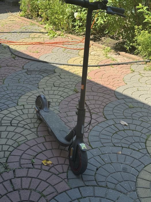 Продам електросамокат MI Electric Scooter Pro 2