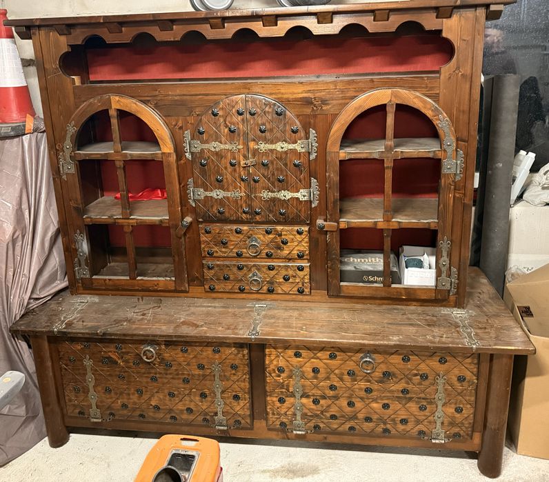 Drewniany kredens kolonialny z barkiem