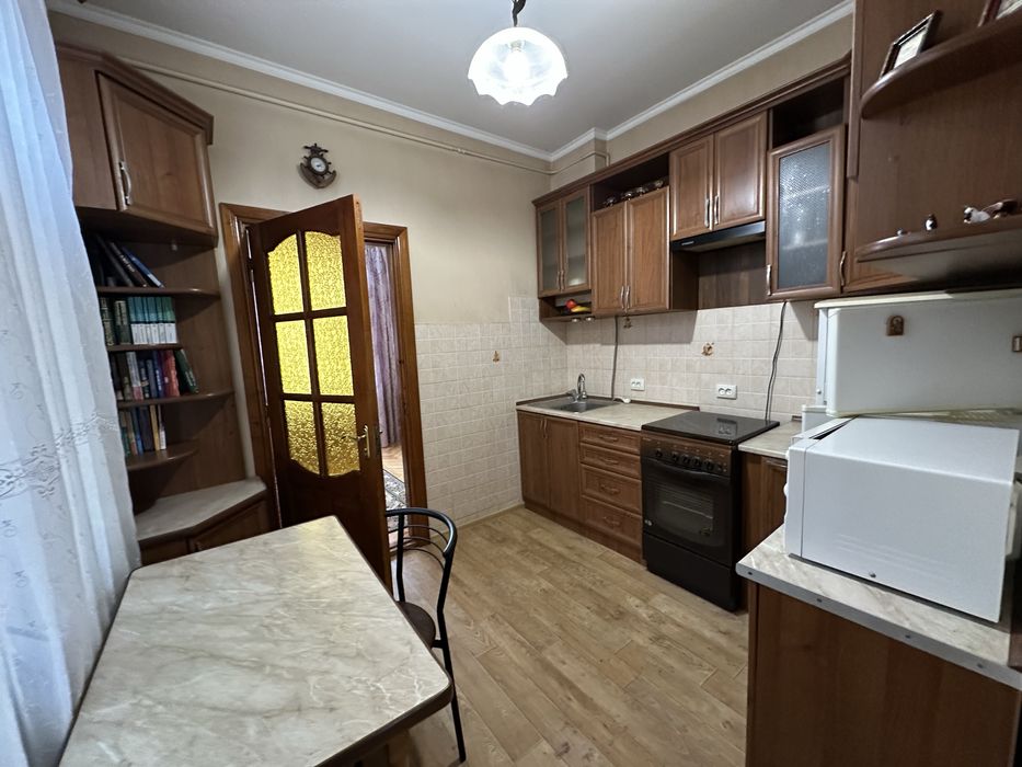 В центрі біля парку півособняк з 2 кухнями та гарному стані 5 кімнат