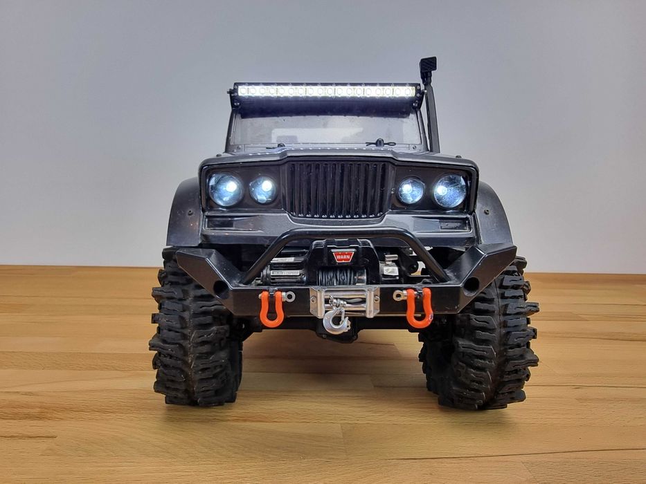 Model RC Jeep Nukizer 715 Axial Vaterra Ascender Off-Road 4WD 1/10 RTR