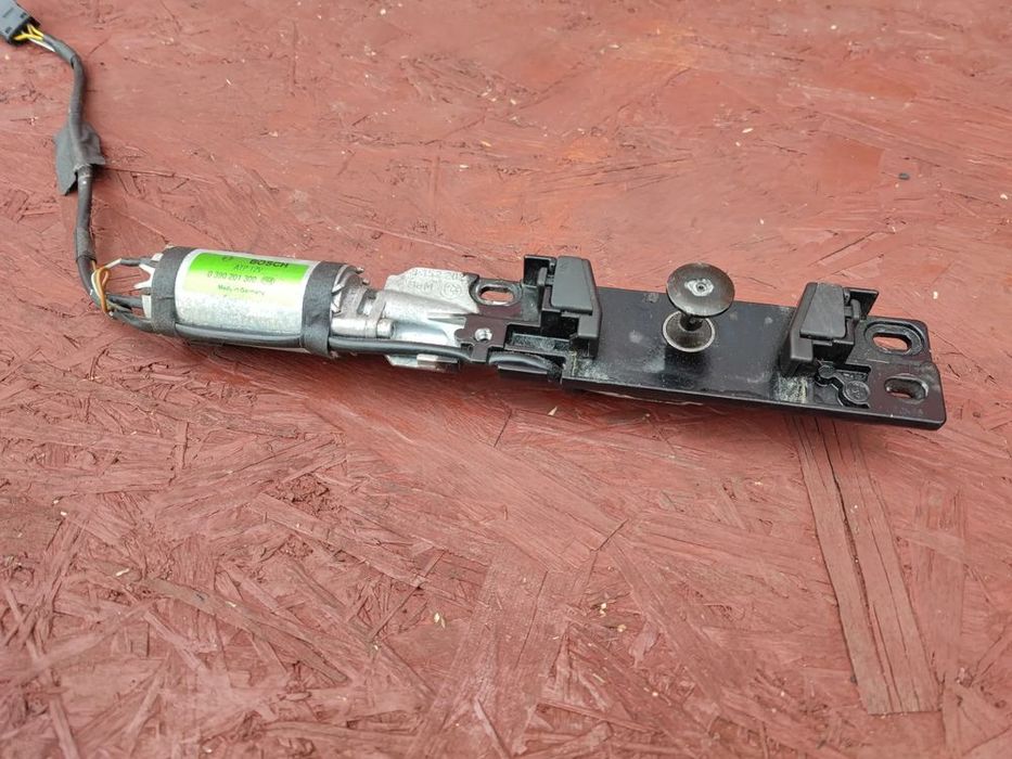 bmw e38 oryginalny zamek dociągający klapę bagażnika o nr. 8 352 2