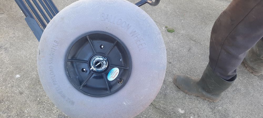 Carrinho de transporte na areia