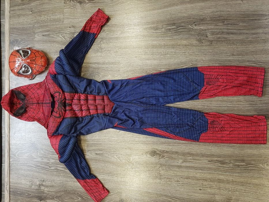 Костюм Спайдермена с мускулами,ростовка 4-8лет,новый + маска.