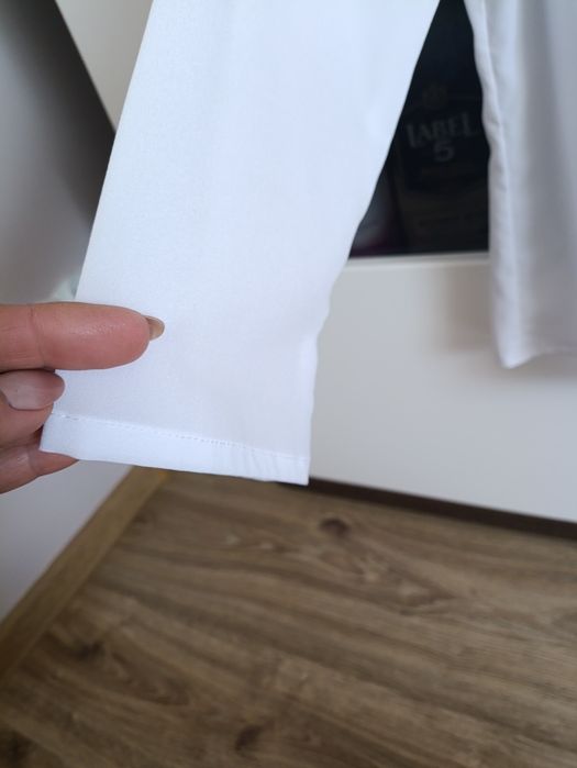 Biała bluzka z 3/4 rękawem z czarnym kołnierzykiem roz 36