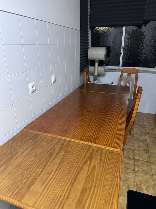 Mesa Extensível em Madeira Maciça + 4 Cadeiras (Bom Estado)