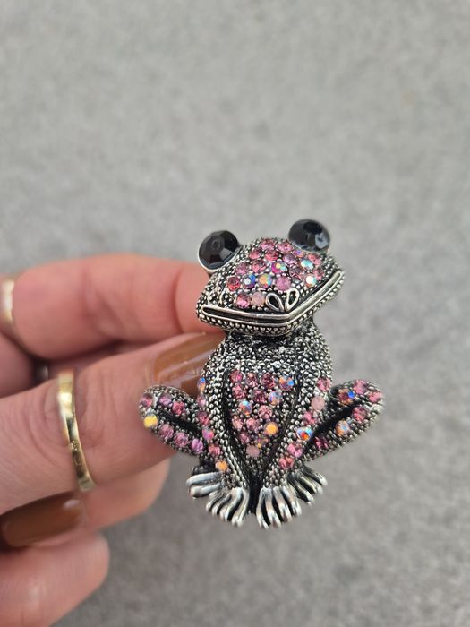 Broszka żabka różowa