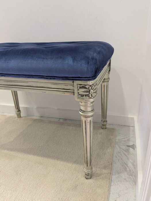 Banqueta prateada com assento em veludo