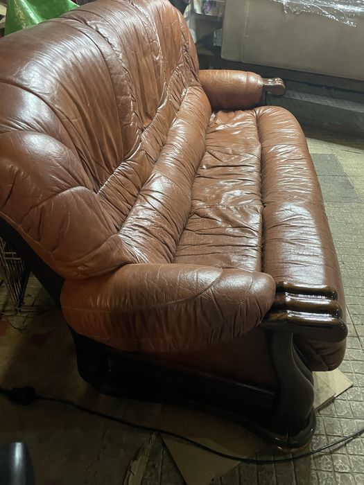 2  sofas de tres lugares em bom estado