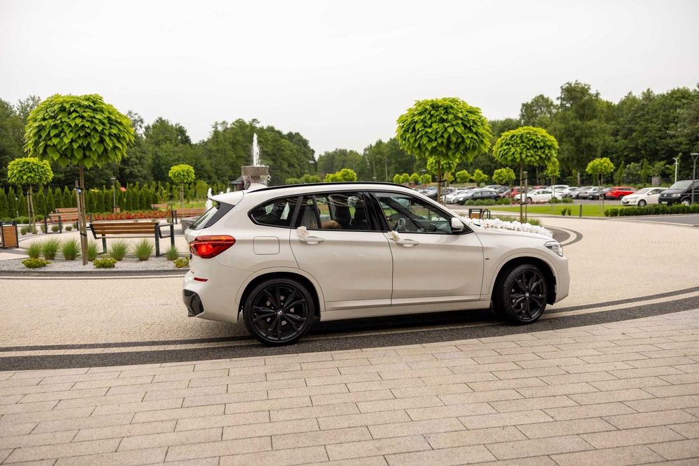 Auto do ślubu białe BMW na uroczystość wesele