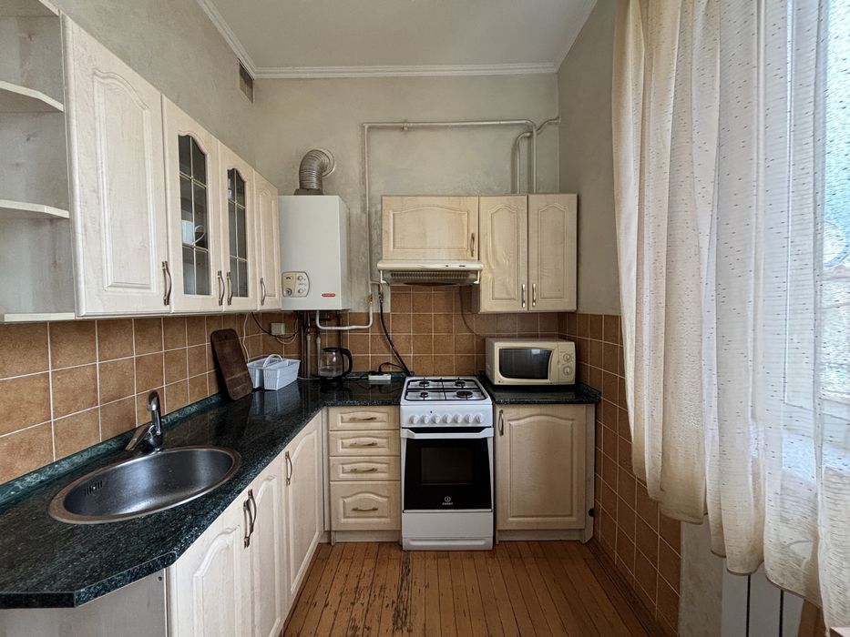 Трикімнатна квартира подобово біля собору