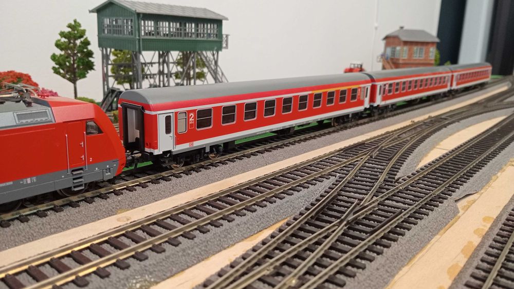 Zestaw BR 101 Fleischmann dekoderem + 3 wagony osobowe Roco H0