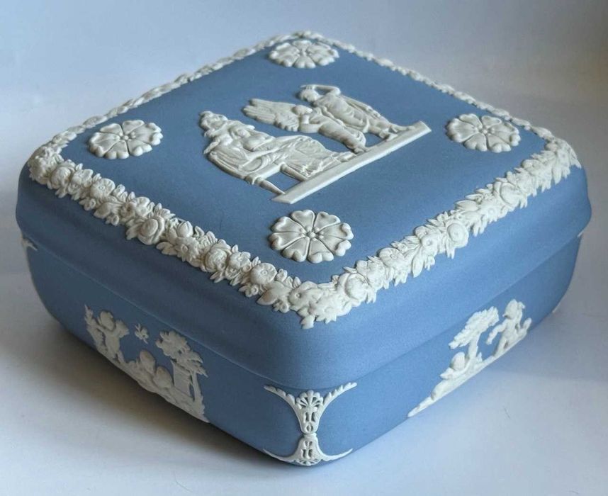Яшмова скринька для прикрас Wedgwood Blue. Шкатулка. блакитний Веджвуд. Англія. Барельєф "Дедал та Ікар"