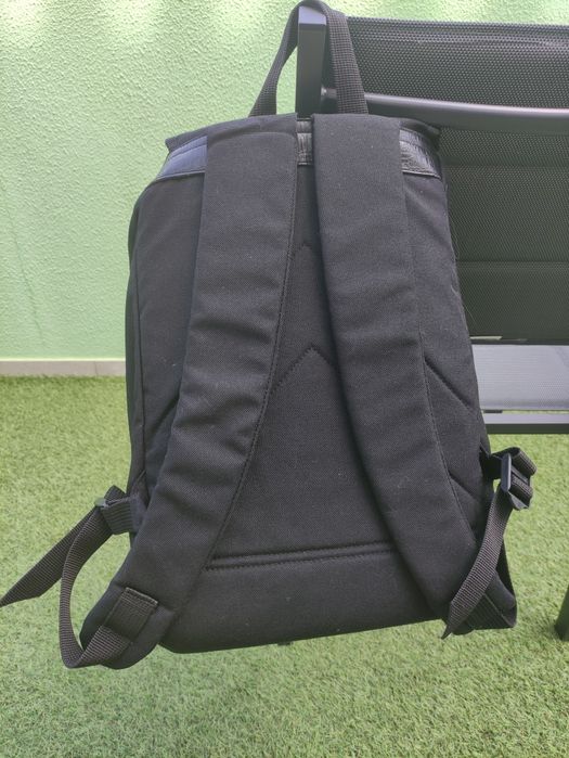 Mochila preta com costas e alças acolchoadas
