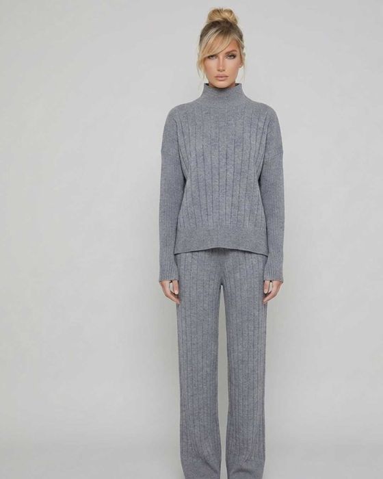 Продам стильний жіночий костюм із в’язаного трикотажу: светр + штани.