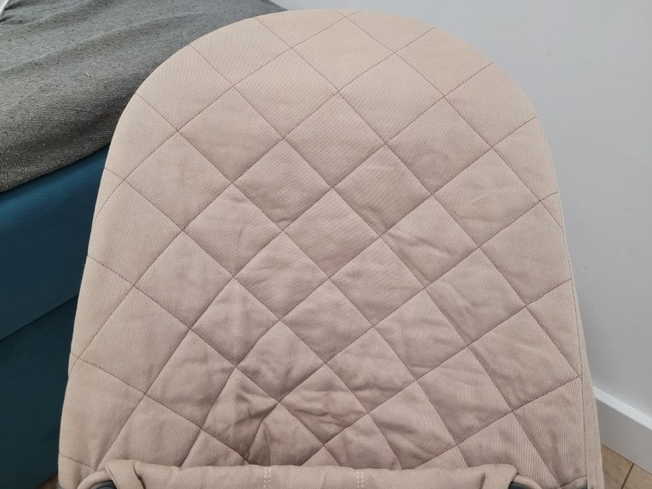 BabyBjorn sand grey bezowy bujaczek lezaczek
