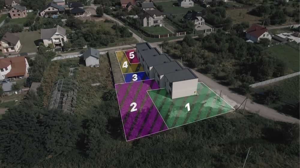 Котедж з власним подвір’ям та заїздом