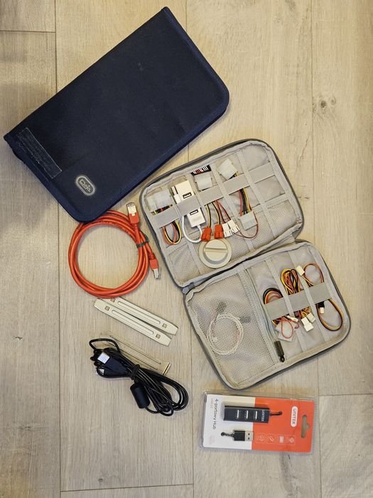 Zestaw kabli do komputera + etui na płyty CD/DVD i na kable molex