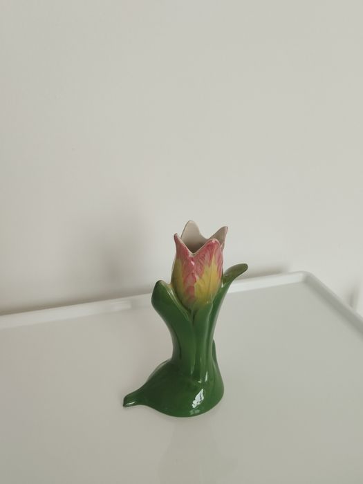 Pequeno vaso de porcelana em forma de tulipa