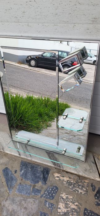 Espelho em madeira de mogno. E outro em inox