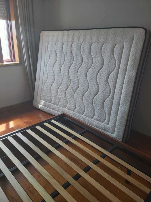 Cama, colchão e estrado + 2 mesinhas de cabeceira