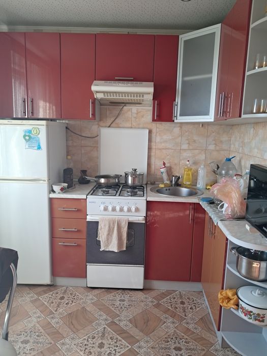 Продам 1 кім.чешку з меблями та побутовою технікою на Київській