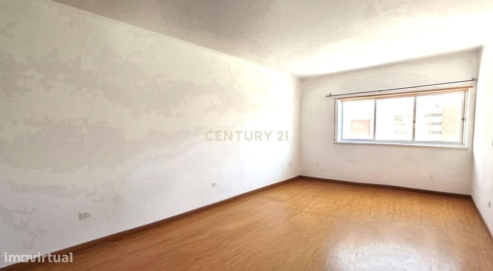 Apartamento T2  no Pragal / Monte Caparica com 2 elevadores e ótimo ac
