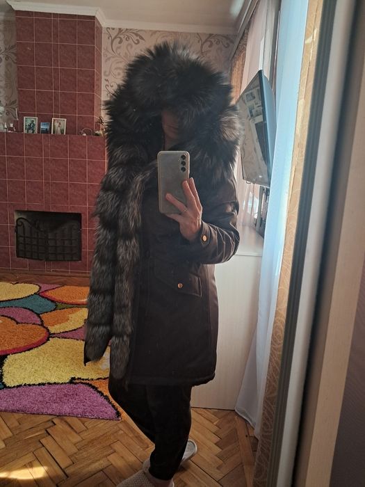 Продам парку с натуральним мехом чернобурки