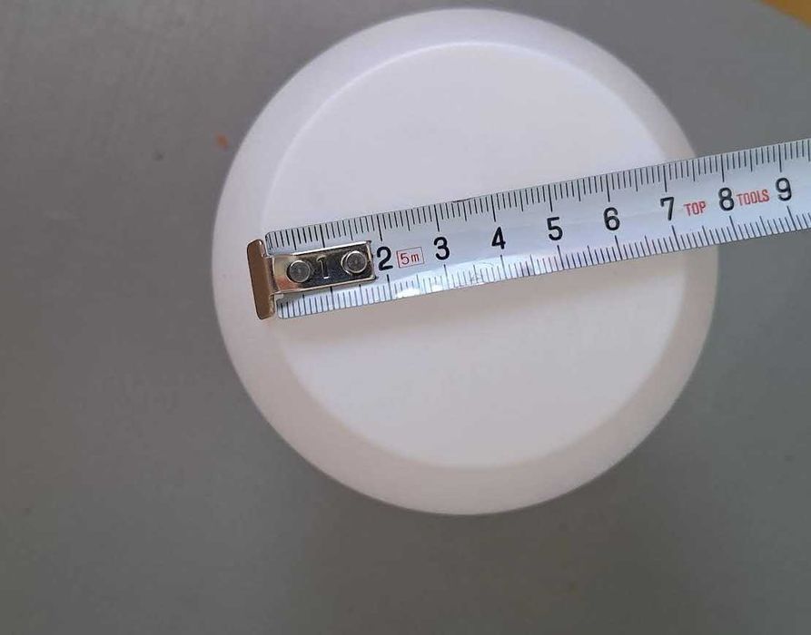 Mała biała lampka na biurko na szafkę nocną działa na baterie