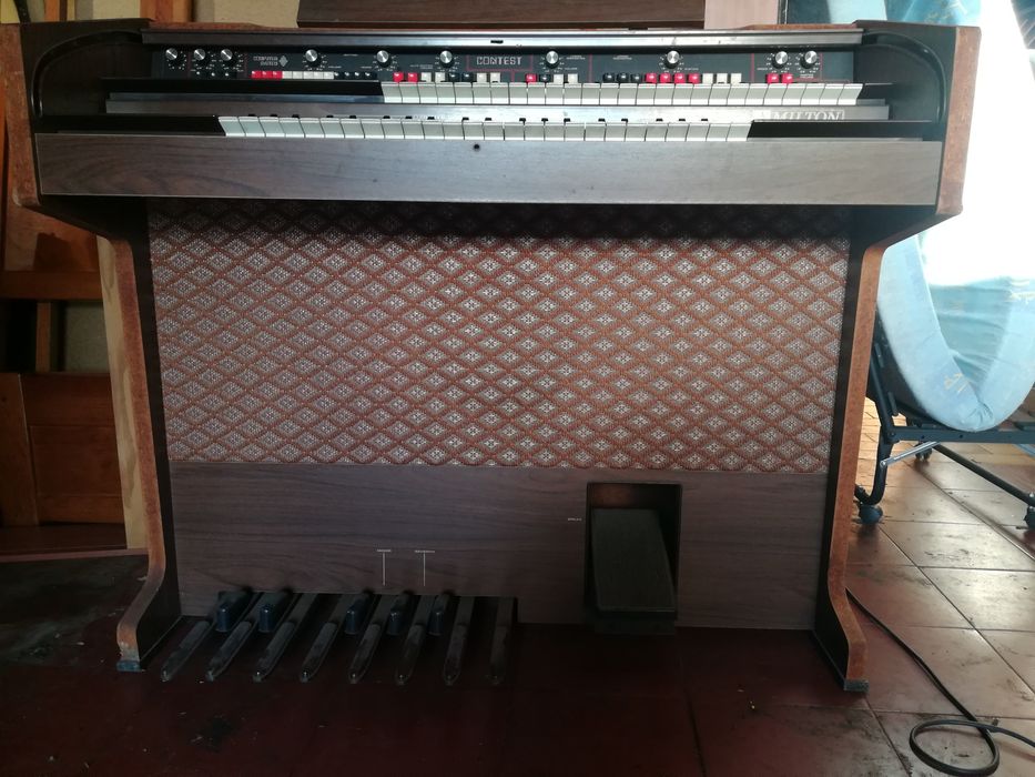 Piano Milton antigo
