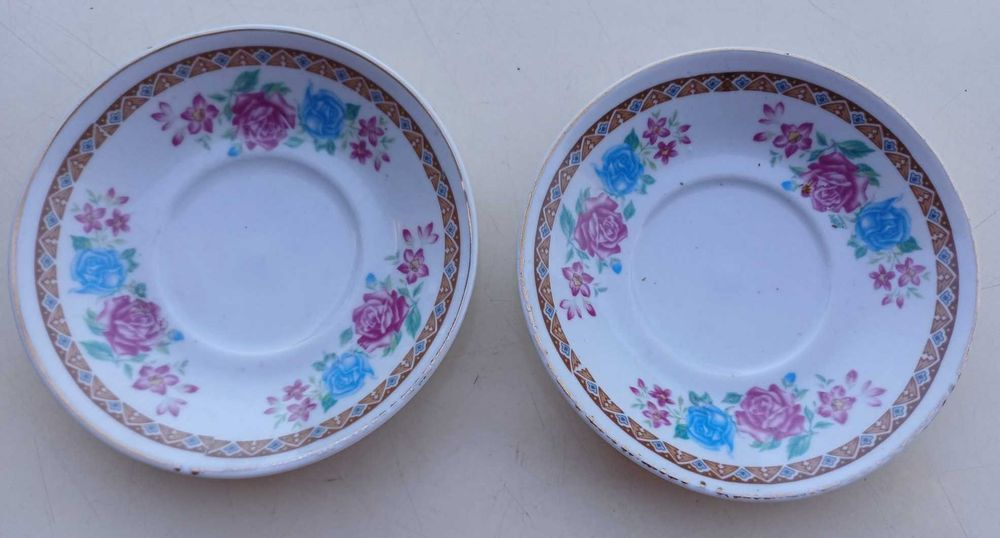 2 pratinhos para aperitivos, com floral azul e rosa