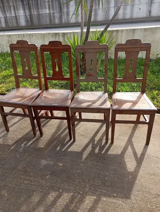 Vendo estas cadeiras muitas bonitas bom estado