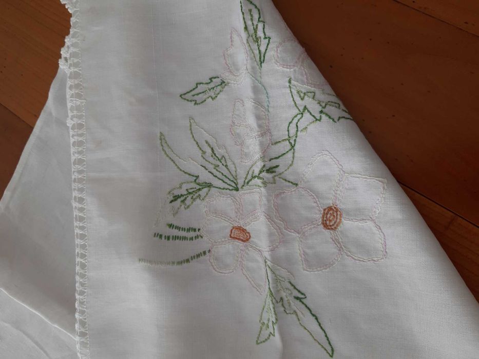 Centro de mesa em linho antigo com bordado e renda de 145cm X 62cm