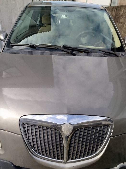 Lancia Ypslon cinzento
