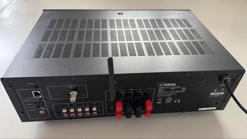 Amplituner Yamaha R-N303 D
