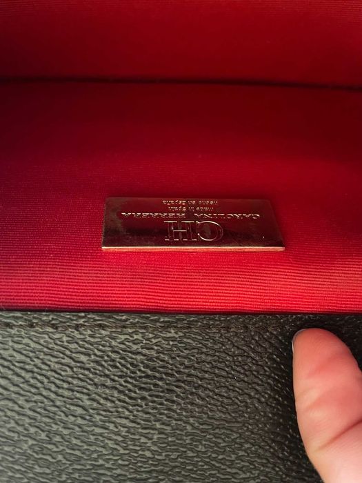 mala carolina herrera vermelha e beje com alça dourada