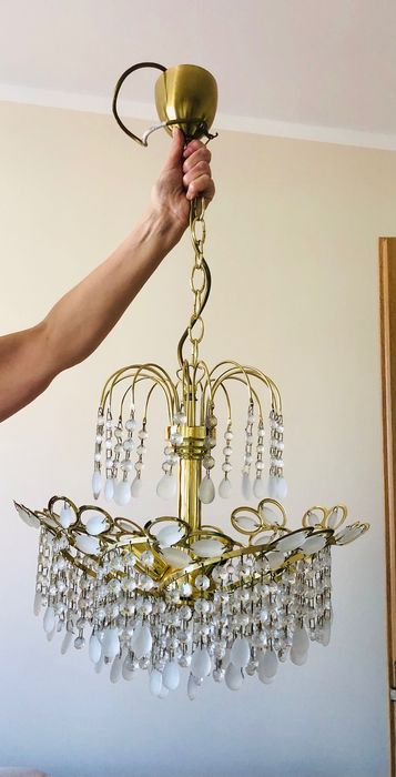 Żyrandol w luksusowym stylu z kryształami