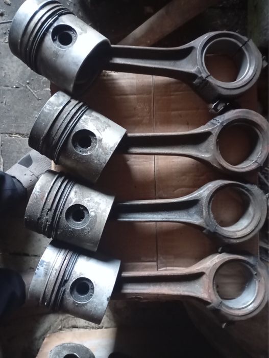 Шатуни з поршнями трактора ЮМЗ
