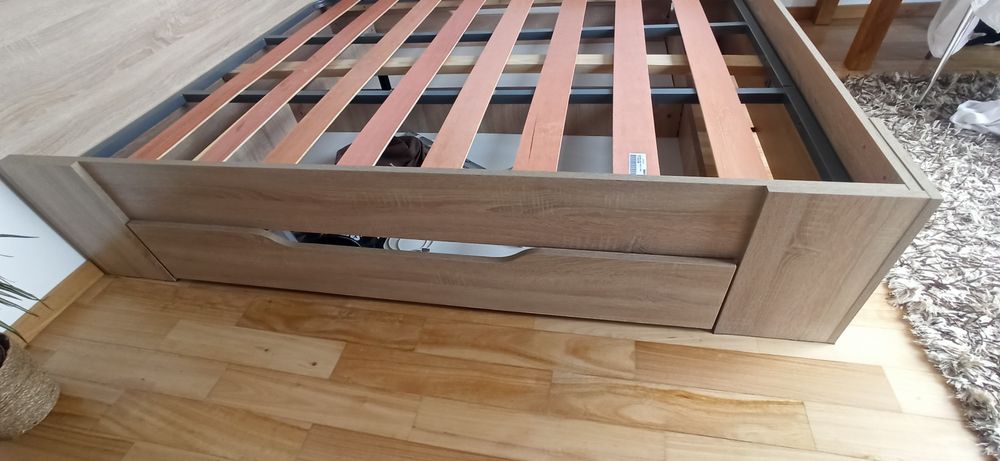 Cama como  nova,com estrato incluido , duas gavetas grandes