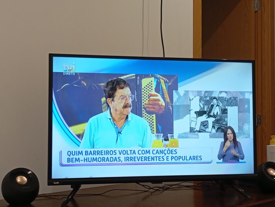 Smart TV Kunft 32 polegadas + comando