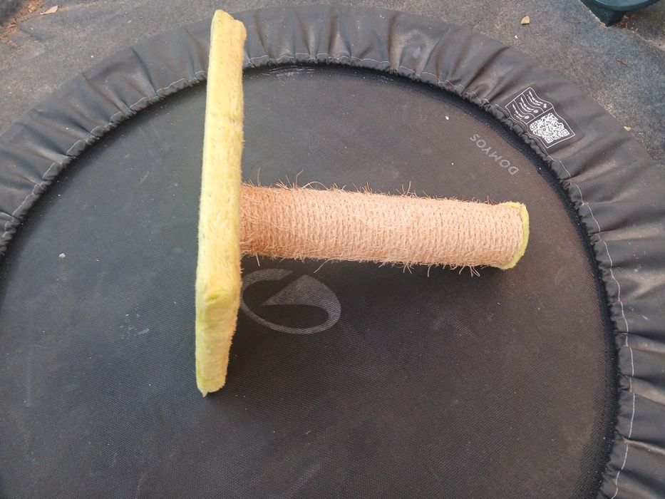 Arranhador para gatos, muito pouco utilizado.